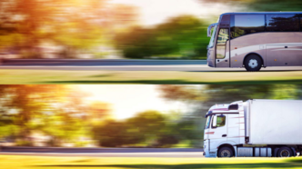 Reisebus und Lkw auf der Straße – Lenk- und Ruhezeiten im Güter- und Personenverkehr